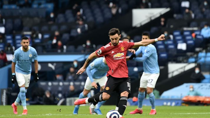 MANCHESTER, ENGLAND - MARCH 07: Bruno Fernandes of Manchester United scores their sides first goal from the penalty spot during the Premier League match between Manchester City and Manchester United at Etihad Stadium on March 07, 2021 in Manchester, England. Sporting stadiums around the UK remain under strict restrictions due to the Coronavirus Pandemic as Government social distancing laws prohibit fans inside venues resulting in games being played behind closed doors. (Photo by Peter Powell - Pool/Getty Images) Manchester United, Bruno Fernandes: “In campo litigherei con i miei amici” - immagine 1