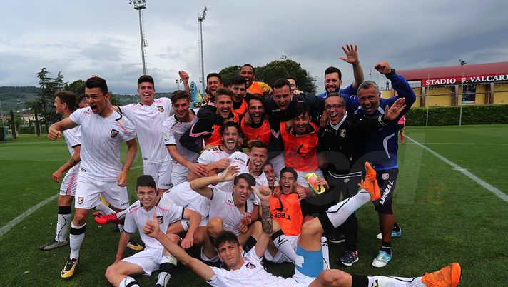 FLORENCE, ITALY - MAY 16: Players of US Citta' di Palermo U19 celebrate the victory during the SuperCoppa primavera 2 match between Novara U19 and US Citta di Palermo U19 at Centro Tecnico Federale di Coverciano on May 16, 2018 in Florence, Italy.  (Photo by Gabriele Maltinti/Getty Images)  FLORENCE, ITALY - MAY 16: Players of US Citta' di Palermo U19 celebrate the victory during the SuperCoppa primavera 2 match between Novara U19 and US Citta di Palermo U19 at Centro Tecnico Federale di Coverciano on May 16, 2018 in Florence, Italy.  (Photo by Gabriele Maltinti/Getty Images)