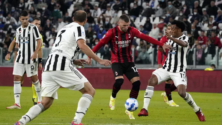 Ante Rebic (attaccante AC Milan) circondato dalla difesa bianconera durante Juventus-Milan 1-1 (Serie A 2021-2022) | News (Getty Images)
