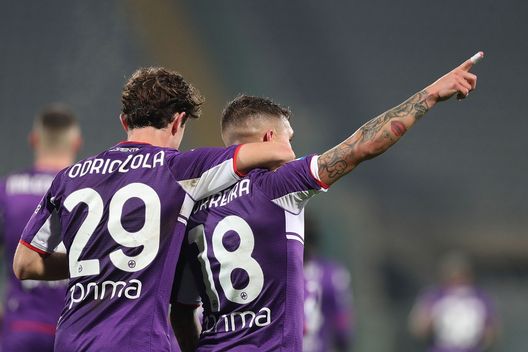 FLORENCE, ITALY - JANUARY 17: Lucas Torreira of ACF Fiorentina celebrates after scoring his second goal during the Serie A match between ACF Fiorentina and Genoa CFC at Stadio Artemio Franchi on January 17, 2022 in Florence, Italy. (Photo by Gabriele Maltinti/Getty Images) Torreira, ACF verso la resa: adesso l’obiettivo è rilanciare Amrabat- immagine 2