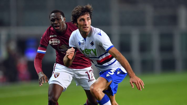 TURIN, ITALY - NOVEMBER 30: Wilfried Singo of Torino F.C. battles for possession with Tommaso Augello of U.C. Sampdoria during the Serie A match between Torino FC and UC Sampdoria at Stadio Olimpico di Torino on November 30, 2020 in Turin, Italy. Sporting stadiums around Italy remain under strict restrictions due to the Coronavirus Pandemic as Government social distancing laws prohibit fans inside venues resulting in games being played behind closed doors. (Photo by Valerio Pennicino/Getty Images) Toro, con la Samp servirà più attenzione in fase difensiva: occhio a Caputo e Candreva - immagine 1