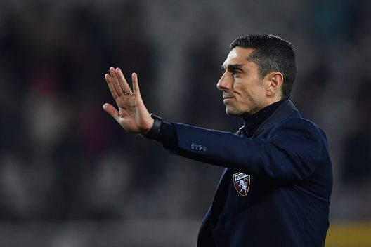  TURIN, ITALY - FEBRUARY 08: Torino FC head coach Moreno Longo waves the fans at the end of the Serie A match between Torino FC and UC Sampdoria at Stadio Olimpico di Torino on February 8, 2020 in Turin, Italy. (Photo by Valerio Pennicino/Getty Images) 