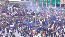 VIDEO Inter: assembramenti, cori e fumogeni per lo scudetto! 30 mila tifosi invadono Piazza Duomo