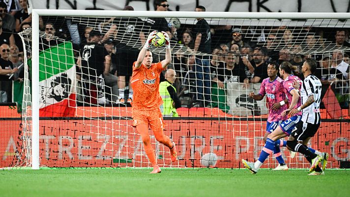 UDINE, ITALY - JUNE 04: Juventus goalkeeper Wojciech Szczesny saves the ball during the Serie A match between Udinese Calcio and Juventus at Dacia Arena on June 04, 2023 in Udine. (Photo by Daniele Badolato - Juventus FC/Juventus FC via Getty Images) Tertium non datur - immagine 1