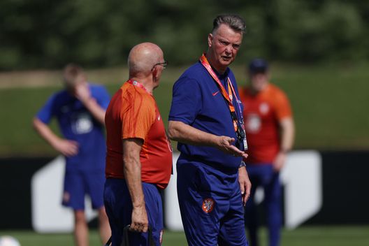 (Photo by Dean Mouhtaropoulos/Getty Images) Olanda che combini? A fine allenamento la squadra di Van Gaal in posa…con la bandiera della Francia- immagine 2
