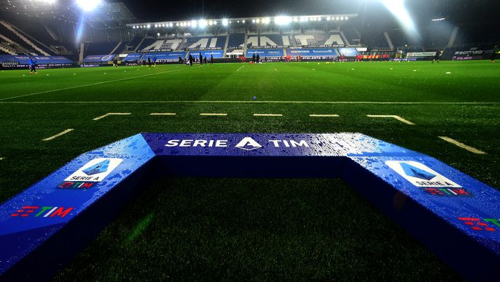 BERGAMO, ITALY - DECEMBER 20: The arch with the logo of serie A is displayed prior the Serie A match between Atalanta BC and AS Roma at Gewiss Stadium on December 20, 2020 in Bergamo, Italy. Sporting stadiums around Italy remain under strict restrictions due to the Coronavirus Pandemic as Government social distancing laws prohibit fans inside venues resulting in games being played behind closed doors. (Photo by Pier Marco Tacca/Getty Images) napoli atalanta