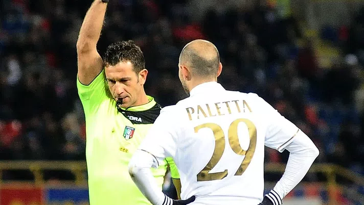 Daniele Doveri espelle Gabriel Paletta in Bologna-Milan 0-1 (credits: GETTY Images)