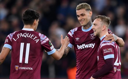 LONDON, ENGLAND - MARCH 16: Gianluca Scamacca of West Ham United celebrates after scoring the team's first goal with Lucas Paqueta and Jarrod Bowen during the UEFA Europa Conference League round of 16 leg two match between West Ham United and AEK Larnaca at London Stadium on March 16, 2023 in London, England. (Photo by Justin Setterfield/Getty Images) Bardazzi: “L’ottavo posto va difeso, vista la possibile squalifica della Juve”- immagine 2