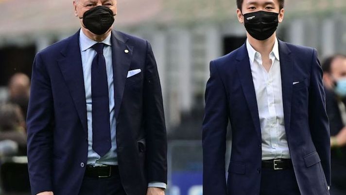(From L) Inter Milan's CEO Giuseppe Marotta and Inter President Steven Zhang attend the Serie A football match Inter Milan vs Sampdoria on May 08, 2021 at the San Siro stadium in Milan. - Inter sealed the 'Scudetto' for the 19th time after nearest rivals Atalanta were held 1-1 at Sassuolo last May 02, 2021. (Photo by MIGUEL MEDINA / AFP) (Photo by MIGUEL MEDINA/AFP via Getty Images) Marotta: “Lautaro ha deciso: le offerte sono vere! Lukaku, ecco tutta la verità: ha voluto…” - immagine 1