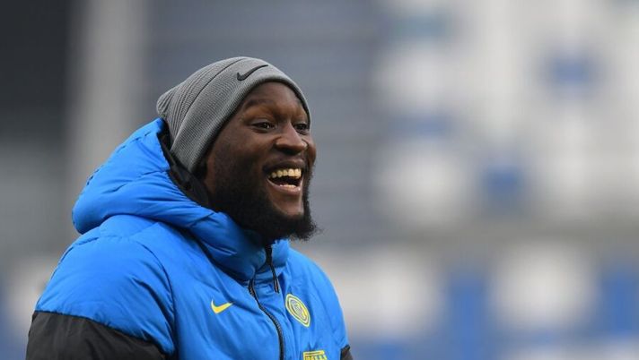 REGGIO NELL'EMILIA, ITALY - NOVEMBER 28: Romelu Lukaku of FC Internazionale reacts during the Serie A match between US Sassuolo and FC Internazionale at Mapei Stadium - Città del Tricolore on November 28, 2020 in Reggio nell'Emilia, Italy. (Photo by Alessandro Sabattini/Getty Images) Affare Lukaku, Sky: “Il Chelsea è sceso dai 25 milioni, l’Inter può pagare il prestito” - immagine 1