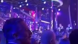 Oltre le polemiche, la reazione di Fiorello durante l’esibizione di Geolier