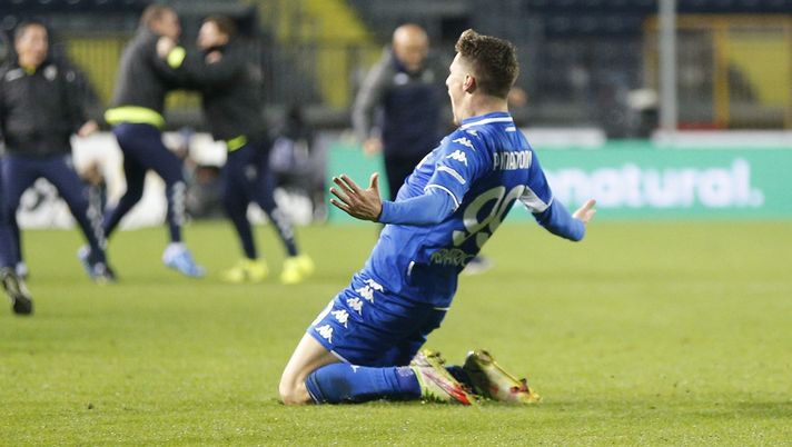 EMPOLI, ITALY - NOVEMBER 27: Andrea Pinamonti of Empoli FC celebrates after scoring a goal during the Serie A match between Empoli FC and ACF Fiorentina at Stadio Carlo Castellani on November 27, 2021 in Empoli, Italy. (Photo by Gabriele Maltinti/Getty Images) Derby dell’Arno: la dedica di Andreazzoli, l’incredulità di Italiano - immagine 1