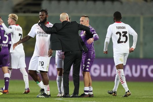 Kessie, Pioli e altri rossoneri festeggiano in quel di Firenze Kessie, Pioli e altri rossoneri festeggiano in quel di Firenze