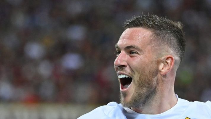 Roma's French midfielder Jordan Veretout celebrates after scoring during the Italian Serie A football match Salernitana vs As Roma at Arechi stadium in Salerno on August 29, 2021. (Photo by Alberto PIZZOLI / AFP) (Photo by ALBERTO PIZZOLI/AFP via Getty Images) UFFICIALE – Veretout lascia la Roma e il fantacalcio: ora è del Marsiglia - immagine 1