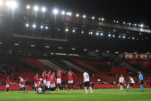 Veduta parziale dell'Old Trafford su una punizione in favore del Milan Veduta parziale dell'Old Trafford su una punizione in favore del Milan