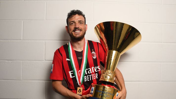 REGGIO NELL'EMILIA, ITALY - MAY 22: Alessandro Florenzi of AC Milan poses with the trophy for the victory of "scudetto " at the end of the last Serie A match between US Sassuolo and AC Milan at Mapei Stadium - Citta' del Tricolore on May 22, 2022 in Reggio nell'Emilia, Italy. (Photo by Claudio Villa/AC Milan via Getty Images) Ipse Dixit – Florenzi: “Stiamo bene”. Sarri: “Stiamo attenti”. Zanetti: “Voglio i primi tre punti”- immagine 2