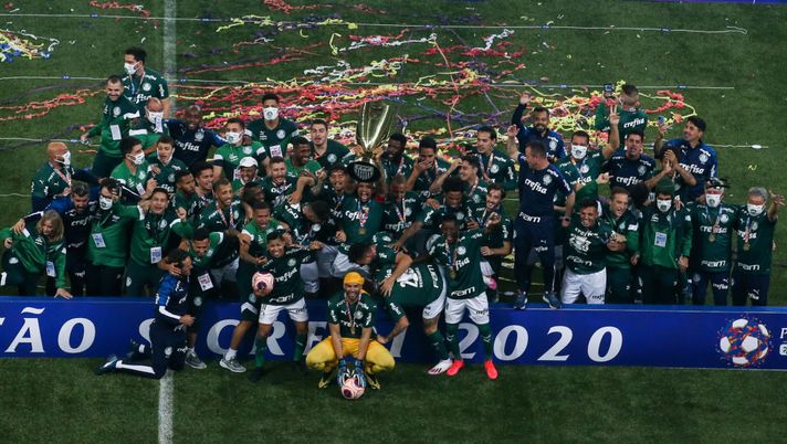 SAO PAULO, BRAZIL - AUGUST 08: Felipe Melo of Palmeiras holds up the trophy with teammates as they celebrate winning the match between Corinthians and Palmeiras as part of the State Championship Final at Arena Corinthians on August 8, 2020 in Sao Paulo, Brazil. The match is played behind closed doors and with precautionary measures against the spread of coronavirus (COVID-19). (Photo by Alexandre Schneider/Getty Images) SAO PAULO, BRAZIL - AUGUST 08: Felipe Melo of Palmeiras holds up the trophy with teammates as they celebrate winning the match between Corinthians and Palmeiras as part of the State Championship Final at Arena Corinthians on August 8, 2020 in Sao Paulo, Brazil. The match is played behind closed doors and with precautionary measures against the spread of coronavirus (COVID-19). (Photo by Alexandre Schneider/Getty Images)