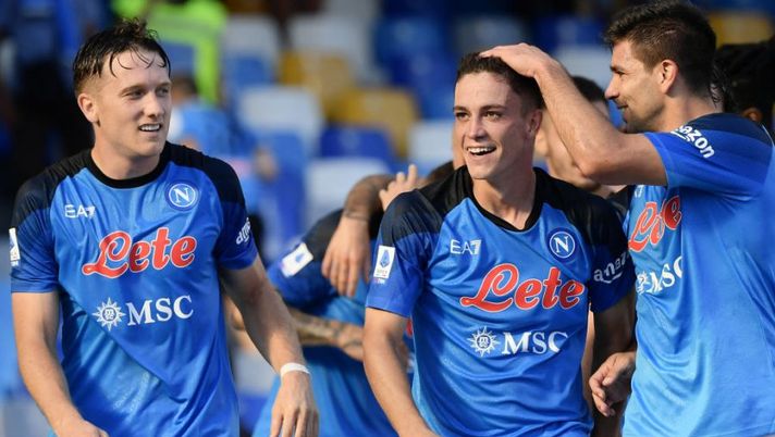 Napoli's Italian forward Giacomo Raspadori celebrates with teammates after scoring his team's first goal during the Italian Serie A football match between SSC Napoli vs Spezia Calcio at Diego Armando Maradona Stadium in Naples on September 10, 2022. (Photo by Filippo MONTEFORTE / AFP) (Photo by FILIPPO MONTEFORTE/AFP via Getty Images) Raspadori, Zielinski, Kvara, Elmas, Lozano, Mario Rui: chi gioca e chi rischia nel Napoli - immagine 1