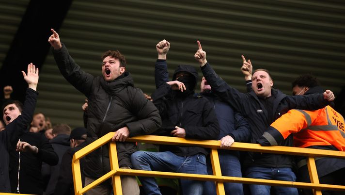 LONDON, ENGLAND - JANUARY 08: Crystal Palace fans during the Emirates FA Cup Third Round match between Millwall and Crystal Palace at The Den on January 08, 2022 in London, England. (Photo by Alex Pantling/Getty Images) Vince Vieira, ma derby del sud di Londra rovinato da lanci di bottiglie e cori omofobi - immagine 1