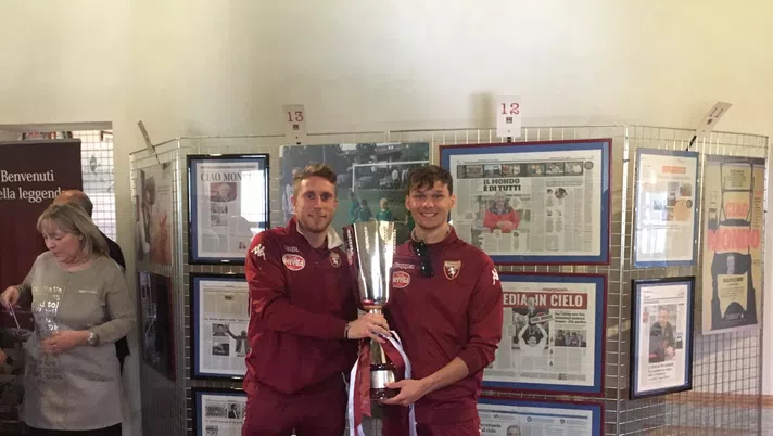 Ambrogio e Gilli mostrano la Supercoppa Primavera vinta contro l'Inter.
