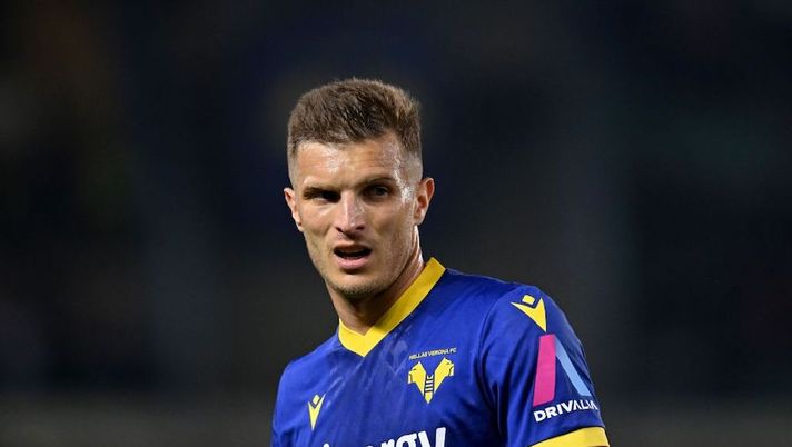 VERONA, ITALY - APRIL 21: Darko Lazovic of Hellas Verona looks on during the Serie A match between Hellas Verona and Bologna FC at Stadio Marcantonio Bentegodi on April 21, 2023 in Verona, Italy. (Photo by Alessandro Sabattini/Getty Images)  Da Verona: Lazovic osservato speciale verso il Milan, cosa filtra per lui e Verdi - immagine 1