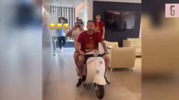 VIDEO Roma, Zaniolo festeggia sulla Vespa di Mourinho nel centro sportivo di Trigoria