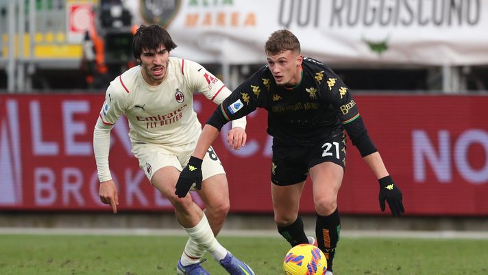 VENICE, ITALY - JANUARY 09: Maicheal Cuisance of Venezia competes for the ball with Sandro Tonali of Milan during the Serie A match between Venezia FC v AC Milan at Stadio Pier Luigi Penzo on January 09, 2022 in Venice, Italy. (Photo by Maurizio Lagana/Getty Images) Calciomercato, Presidente Venezia: “Cuisance? Nessuna offerta dal Torino” - immagine 1