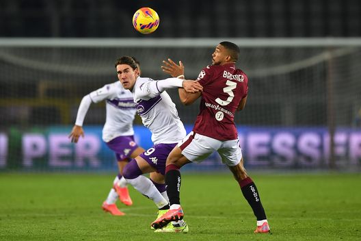 TURIN, ITALY - JANUARY 10: Gleison Bremer of Torino FC competes with Dusan Vlahovic of ACF Fiorentina during the Serie A match between Torino FC v ACF Fiorentina at Stadio Olimpico di Torino on January 10, 2022 in Turin, Italy. (Photo by Valerio Pennicino/Getty Images) TURIN, ITALY - JANUARY 10: Gleison Bremer of Torino FC competes with Dusan Vlahovic of ACF Fiorentina during the Serie A match between Torino FC v ACF Fiorentina at Stadio Olimpico di Torino on January 10, 2022 in Turin, Italy. (Photo by Valerio Pennicino/Getty Images)