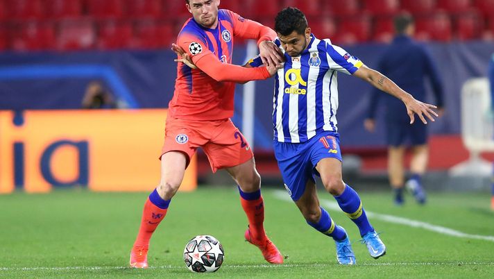 SEVILLE, SPAIN - APRIL 07: Ben Chilwell of Chelsea battles for possession with Jesus Manuel Corona of FC Porto during the UEFA Champions League Quarter Final match between FC Porto and Chelsea FC at Estadio Ramon Sanchez Pizjuan on April 07, 2021 in Seville, Spain. Sporting stadiums around Spain remain under strict restrictions due to the Coronavirus Pandemic as Government social distancing laws prohibit fans inside venues resulting in games being played behind closed doors. (Photo by Fran Santiago/Getty Images) SEVILLE, SPAIN - APRIL 07: Ben Chilwell of Chelsea battles for possession with Jesus Manuel Corona of FC Porto during the UEFA Champions League Quarter Final match between FC Porto and Chelsea FC at Estadio Ramon Sanchez Pizjuan on April 07, 2021 in Seville, Spain. Sporting stadiums around Spain remain under strict restrictions due to the Coronavirus Pandemic as Government social distancing laws prohibit fans inside venues resulting in games being played behind closed doors. (Photo by Fran Santiago/Getty Images)