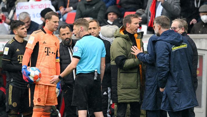 FREIBURG IM BREISGAU, GERMANY - APRIL 02: Match referee Christian Dingert speaks with Manuel Neuer of FC Bayern Muenchen and Hasan Salihamidzic, Sporting Director of FC Bayern Muenchen during the Bundesliga match between Sport-Club Freiburg and FC Bayern München at Europa-Park Stadion on April 02, 2022 in Freiburg im Breisgau, Germany. (Photo by Matthias Hangst/Getty Images) FREIBURG IM BREISGAU, GERMANY - APRIL 02: Match referee Christian Dingert speaks with Manuel Neuer of FC Bayern Muenchen and Hasan Salihamidzic, Sporting Director of FC Bayern Muenchen during the Bundesliga match between Sport-Club Freiburg and FC Bayern München at Europa-Park Stadion on April 02, 2022 in Freiburg im Breisgau, Germany. (Photo by Matthias Hangst/Getty Images)