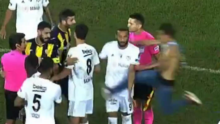 Turchia, finale thrilling in Ankaraguku-Besiktas: tifoso entra in campo e sferra un calcio a Cenk Tosun CALCIONE DEL TIFOSO AD UN AVVERSARIO