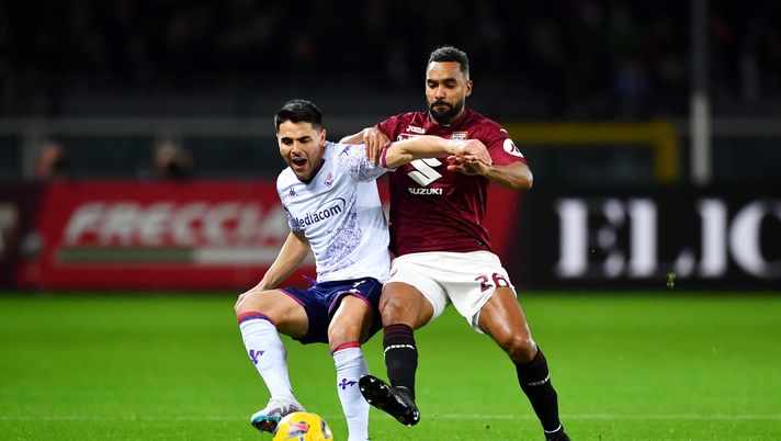 TURIN, ITALY - MARCH 02: Riccardo Sottil of ACF Fiorentina is challenged by Koffi Djidji of Torino FC during the Serie A TIM match between Torino FC and ACF Fiorentina at Stadio Olimpico di Torino on March 02, 2024 in Turin, Italy. (Photo by Valerio Pennicino/Getty Images) Udinese-Torino | Tegola in difesa per Juric: c’è lesione per Koffi Djidji - immagine 1
