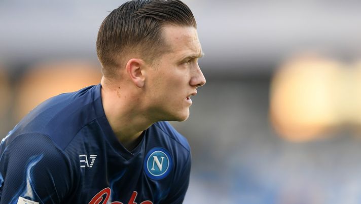 NAPLES, ITALY - JANUARY 23: Piotr Zielinski of SSC Napoli during the Serie A match between SSC Napoli and US Salernitana at Stadio Diego Armando Maradona on January 23, 2022 in Naples, Italy. (Photo by Francesco Pecoraro/Getty Images) Fiorentina, Saponara: “Zielinski è uno dei migliori giocatori in Europa” - immagine 1