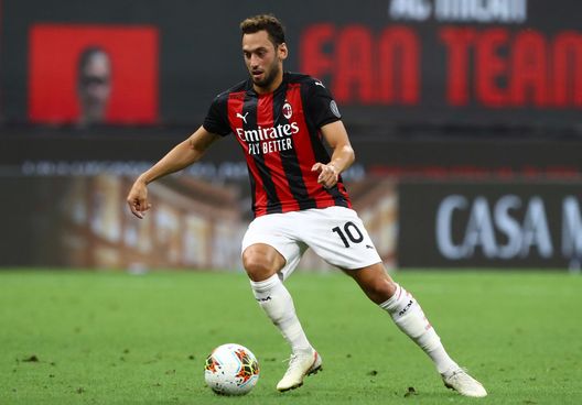 MILAN, ITALY - AUGUST 01: Hakan Calhanoglu of AC Milan in action during the Serie A match between AC Milan and Cagliari Calcio at Stadio Giuseppe Meazza on August 01, 2020 in Milan, Italy. (Photo by Marco Luzzani/Getty Images) MILAN, ITALY - AUGUST 01: Hakan Calhanoglu of AC Milan in action during the Serie A match between AC Milan and Cagliari Calcio at Stadio Giuseppe Meazza on August 01, 2020 in Milan, Italy. (Photo by Marco Luzzani/Getty Images)