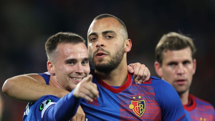 BASEL, SWITZERLAND - SEPTEMBER 30: Arthur Cabral of FC Basel celebrates with team mate Liam Millar after scoring their sides first goal during the UEFA Europa Conference League group H match between FC Basel and FK Kairat at St Jakob-Park on September 30, 2021 in Basel, Switzerland. (Photo by Alex Grimm/Getty Images) Cabral alla Fiorentina, dal Basilea la conferma del presidente: “Ci faremo trovare pronti” - immagine 1