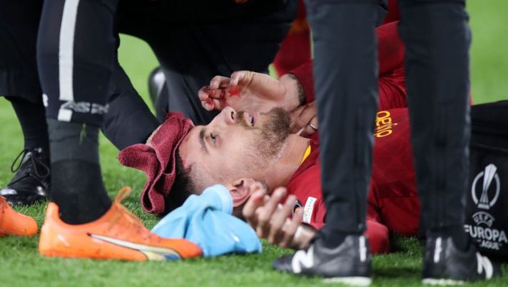 ROME, ITALY - MARCH 09: Lorenzo Pellegrini of AS Roma receives medical treatment after suffering a head injury during the UEFA Europa League round of 16 leg one match between AS Roma and Real Sociedad at Stadio Olimpico on March 09, 2023 in Rome, Italy. (Photo by Paolo Bruno/Getty Images) Novità Pellegrini dopo il colpo alla testa in Europa: tac negativa e cosa filtra per il Sassuolo - immagine 1