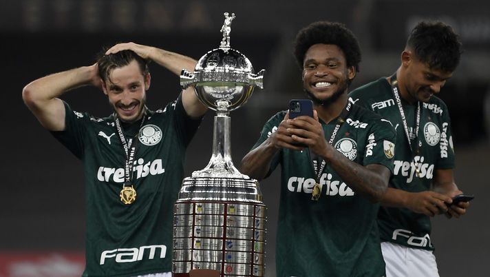 RIO DE JANEIRO, BRAZIL - JANUARY 30: Matias Vina (L) and teammate Luiz Adriano of Palmeiras look at the trophy after winning the final of Copa CONMEBOL Libertadores 2020 between Palmeiras and Santos at Maracanã Stadium on January 30, 2021 in Rio de Janeiro, Brazil. (Photo by Mauro Pimentel – Pool/Getty Images) RIO DE JANEIRO, BRAZIL - JANUARY 30: Matias Vina (L) and teammate Luiz Adriano of Palmeiras look at the trophy after winning the final of Copa CONMEBOL Libertadores 2020 between Palmeiras and Santos at Maracanã Stadium on January 30, 2021 in Rio de Janeiro, Brazil. (Photo by Mauro Pimentel – Pool/Getty Images)