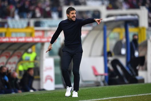 TURIN, ITALY - JANUARY 23: US Sassuolo head coach Alessio Dionisi issues instructions during the Serie A match between Torino FC and US Sassuolo at Stadio Olimpico di Torino on January 23, 2022 in Turin, Italy. (Photo by Valerio Pennicino/Getty Images) Sassuolo, centrocampo a tre: Frattesi e Maxime Lopez sanno far male- immagine 2