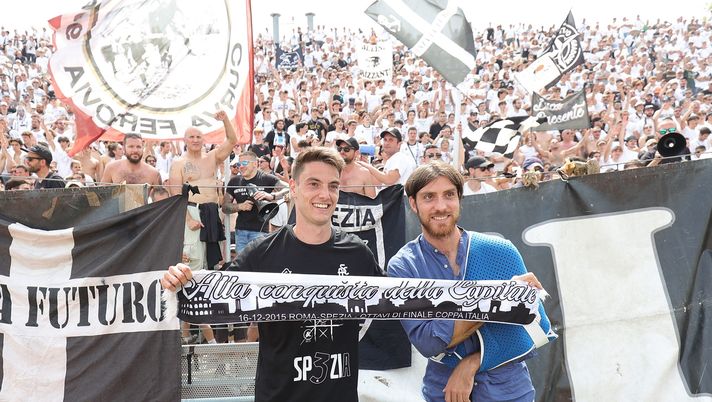 LA SPEZIA, ITALY - MAY 22: Giulio Maggiore of Spezia Calcio and Simone Bastoni of Spezia Calcio greets the fans after during the Serie A match between Spezia Calcio and SSC Napoli at Stadio Alberto Picco on May 22, 2022 in La Spezia, Italy. (Photo by Gabriele Maltinti/Getty Images) Maggiore tronca con lo Spezia. Pronto il regalo per Italiano? - immagine 1