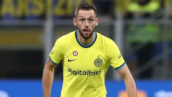 MILAN, ITALY - JANUARY 10: Stefan De Vrij of FC Internazionale in action during the Coppa Italia match between FC Internazionale and Parma Calcio at Stadio Giuseppe Meazza on January 10, 2023 in Milan, Italy. (Photo by Marco Luzzani/Getty Images) Gazzetta: “De Vrij vuole l’Inter ma c’è un ostacolo, le ultime sulla trattativa per il rinnovo” - immagine 1