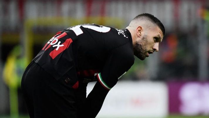 AC Milan's Croatian forward Ante Rebic reacts during the Italian Serie A football match between AC Milan and Fiorentina on November 13, 2022 at the San Siro stadium in Milan. (Photo by Filippo MONTEFORTE / AFP) (Photo by FILIPPO MONTEFORTE/AFP via Getty Images) Milan, buone notizie per Rebic: si è allenato in gruppo, cosa filtra per l’Inter - immagine 1