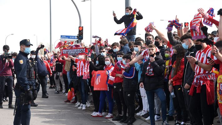 MADRID, SPAIN - MARCH 07: Atletico de Madrid fans gather and show their support outside the stadium prior to the La Liga Santander match between Atletico de Madrid and Real Madrid at Estadio Wanda Metropolitano on March 07, 2021 in Madrid, Spain. Sporting stadiums around Spain remain under strict restrictions due to the Coronavirus Pandemic as Government social distancing laws prohibit fans inside venues resulting in games being played behind closed doors. (Photo by Denis Doyle/Getty Images) MADRID, SPAIN - MARCH 07: Atletico de Madrid fans gather and show their support outside the stadium prior to the La Liga Santander match between Atletico de Madrid and Real Madrid at Estadio Wanda Metropolitano on March 07, 2021 in Madrid, Spain. Sporting stadiums around Spain remain under strict restrictions due to the Coronavirus Pandemic as Government social distancing laws prohibit fans inside venues resulting in games being played behind closed doors. (Photo by Denis Doyle/Getty Images)