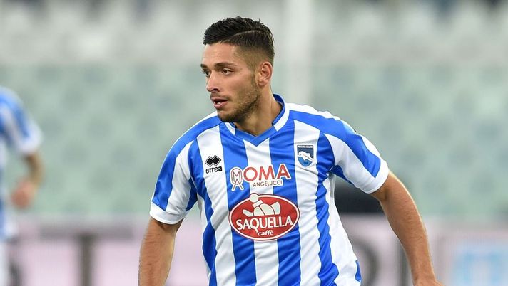 PESCARA, ITALY - DECEMBER 18:  Gianluca Caprari of Pescara Calcio in action during the Serie A match between Pescara Calcio and Bologna FC at Adriatico Stadium on December 18, 2016 in Pescara, Italy.  (Photo by Giuseppe Bellini/Getty Images) 