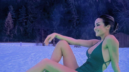 Relax in montagna per Giorgia Palmas. Curve super sensuali per lady Magnini