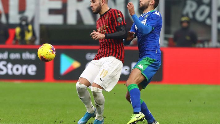 MILAN, ITALY - DECEMBER 15:  Theo Hernandez of AC Milan competes for the ball with Domenico Berardi of US Sassuolo during the Serie A match between AC Milan and US Sassuolo at Stadio Giuseppe Meazza on December 15, 2019 in Milan, Italy.  (Photo by Marco Luzzani/Getty Images) 