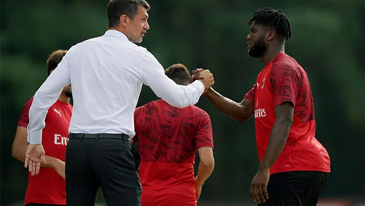 Il direttore tecnico del Milan, Paolo Maldini, saluta Franck Kessie a Milanello (credits: acmilan.com)