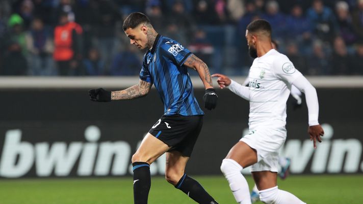 BERGAMO, ITALY - NOVEMBER 30: Gianluca Scamacca of Atalanta BC runs with the ball under pressure from Jerry St. Juste of Sporting CP during the UEFA Europa League match between Atalanta BC and Sporting CP at Gewiss Stadium on November 30, 2023 in Bergamo, Italy. (Photo by Emilio Andreoli/Getty Images) Europa League, agli ottavi l’Atalanta ritrova lo Sporting Lisbona: i precedenti - immagine 1