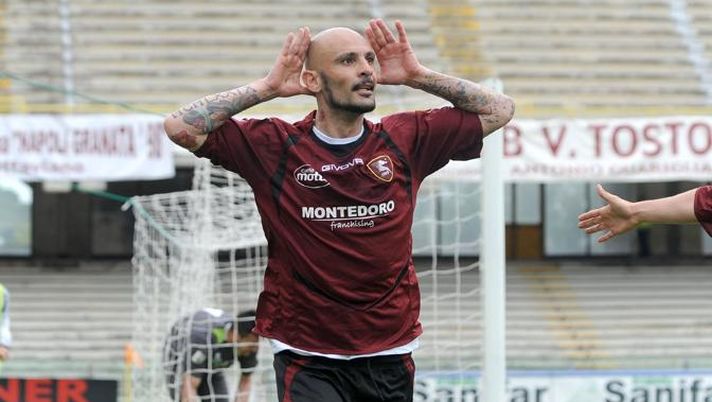 SAL - 21 04 2013 Salernitana - Poggibonsi campionato lega pro seconda divisione Nella Foto l'esultanza di ciro ginestra dopo il gol del pareggio Foto Tanopress - Salernitana-Poggibonsi più festa promozione - fotografo: Tanopress
