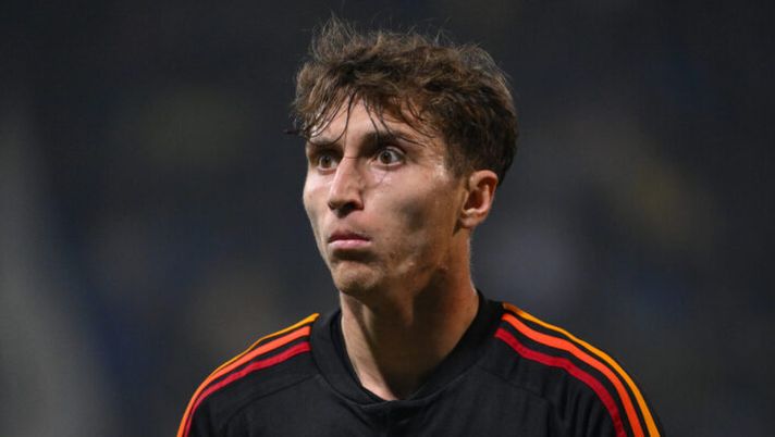 FROSINONE, ITALY - FEBRUARY 18: Tommaso Baldanzi of AS Roma reacts during the Serie A TIM match between Frosinone Calcio and AS Roma - Serie A TIM at Stadio Benito Stirpe on February 18, 2024 in Frosinone, Italy. (Photo by Fabio Rossi/AS Roma via Getty Images) Baldanzi: “Allenarsi con Dybala aiuta e mi rende le cose più facili. Spero di dare una mano” - immagine 1