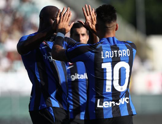 LUGANO, SWITZERLAND - JULY 12: Lautaro Martinez of FC Internazionale celebrates his goal with his team-mate Romelu Lukaku during Pre-season Friendly between FC Lugano v FC Internazionale at Cornaredo Stadium on July 12, 2022 in Lugano, Switzerland. (Photo by Marco Luzzani/Getty Images) Inter, la preparazione procede in serenità: ieri dopo il test col Lugano pizzata di gruppo- immagine 2